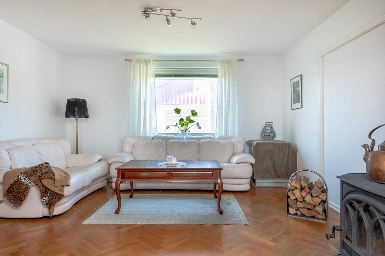 White & Bright Room In A Shared Apartment Gothenburg Exterior photo